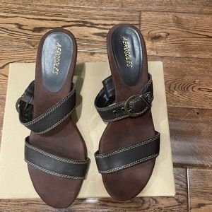 Aerosoles Brown Wedged Sandals -- Size 10